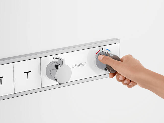 Close-up: Thermostat for concealed installation for 4 functions with integrated shower holder 6